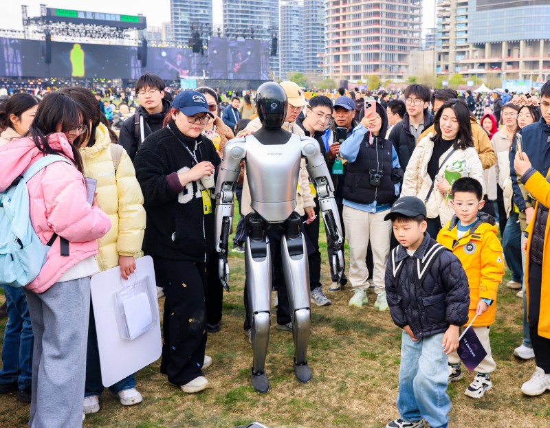 魔法原子‘千景共創(chuàng)計(jì)劃’再下一城 人形機(jī)器人小麥成全球首個(gè)音樂節(jié)服務(wù)機(jī)器人 拓展養(yǎng)老服務(wù)新視野