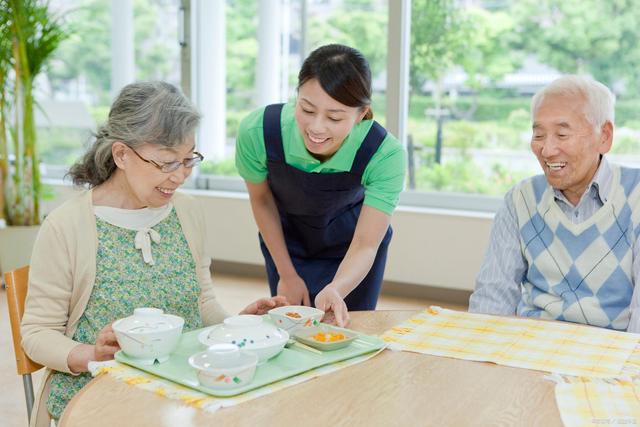 居家養老護理員十大要求 從業者、老年人及家人都該看的重要指南
